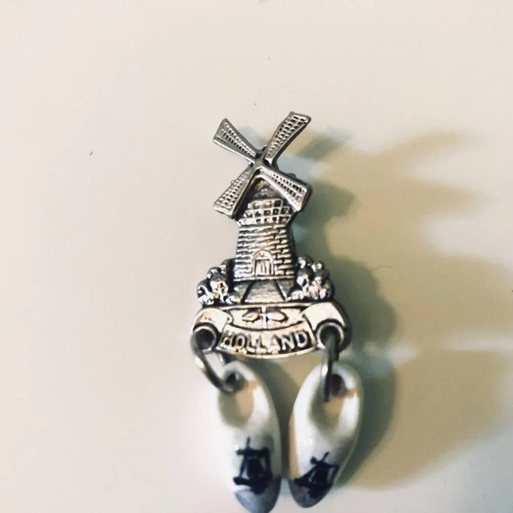 Vintage Holland Souvenir Pin Miniature Clogs Windmills  Dutch Travel - Picture 6 of 6